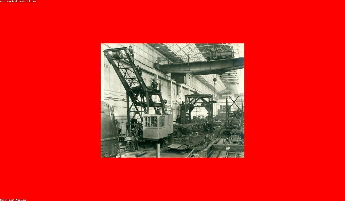 Operai in una fabbrica metalmeccanica del Nord Italia