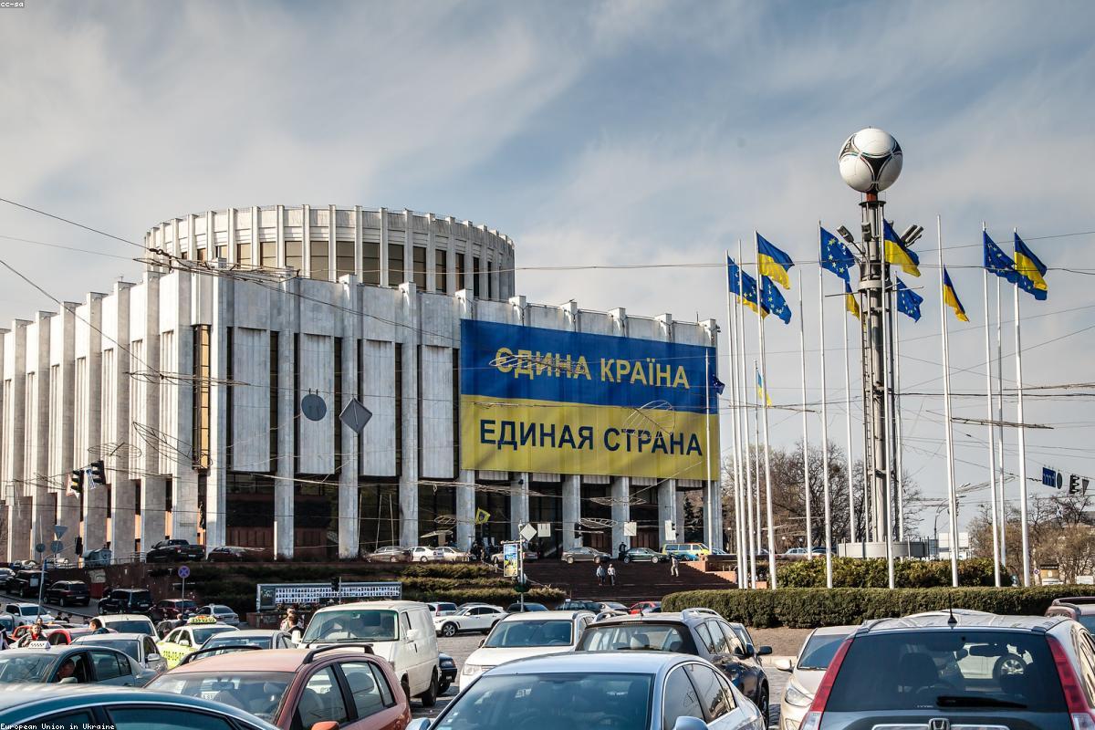 Bandiere degli Stati Uniti e dell'Unione Europea di fronte a un palazzo istituzionale
