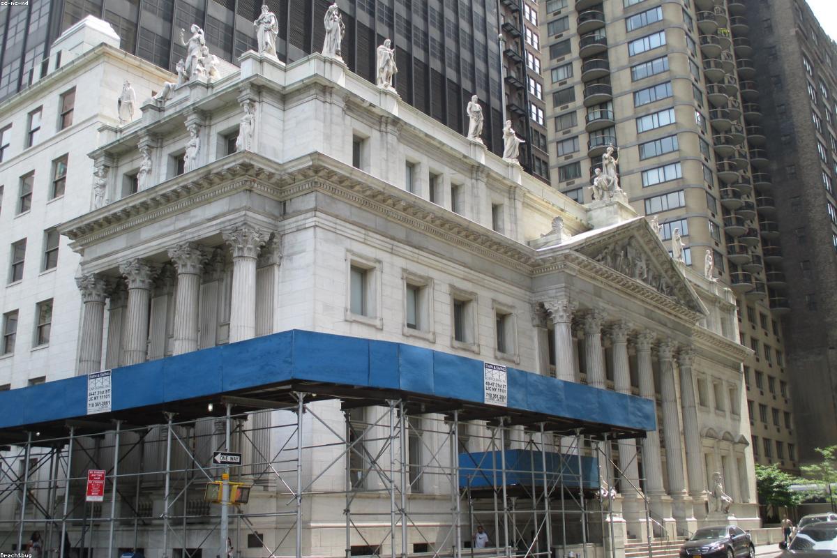 L'esterno del Palazzo di Giustizia di Milano, colonne e scalinata monumentale