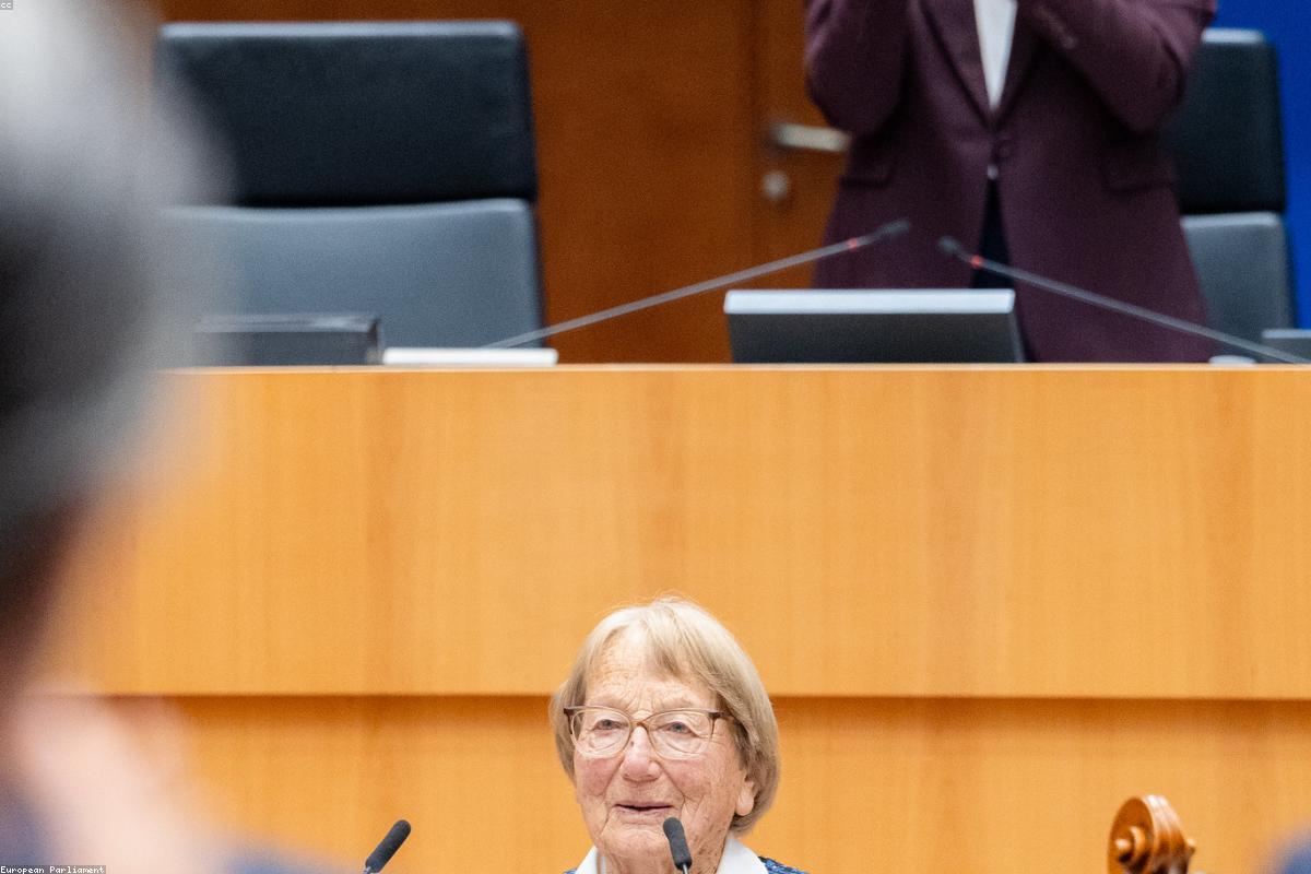 Sala del Consiglio NATO durante il vertice di Bruxelles, bandiere degli Stati membri in fila