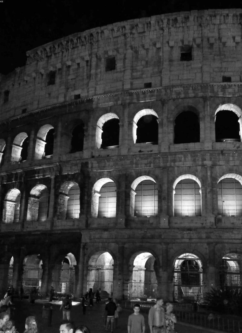 Piazza Navona di sera a Roma, fontane illuminate