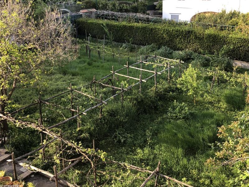 La costiera amalfitana vista dall'alto, case arroccate sul mare