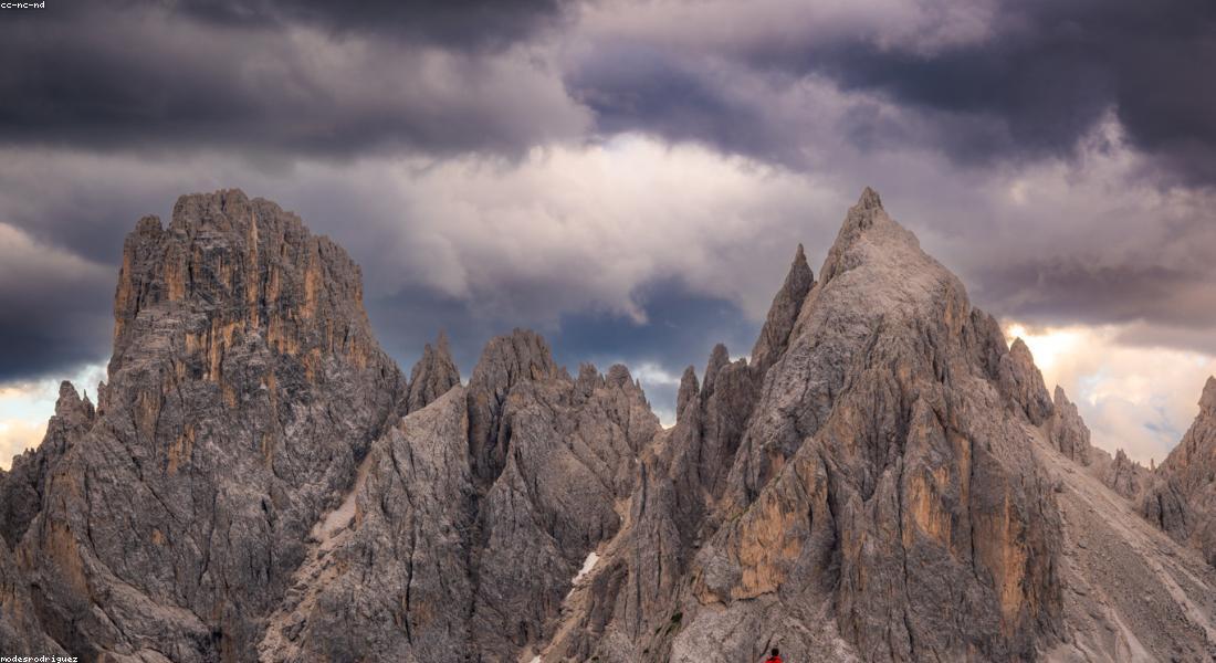 Panorama delle Dolomiti con cime innevate al tramonto